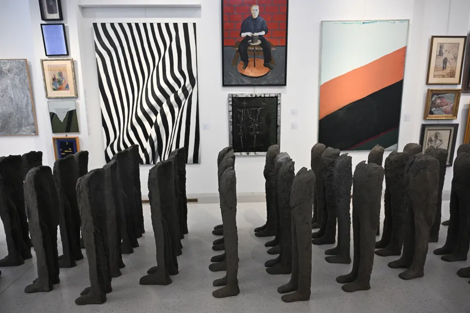 Konstrukcja "Bambini" autorstwa Magdaleny Abakanowicz zaprezentowana na wystawie przedaukcyjnej w Domu Aukcyjnym Polswiss Art w Warszawie. Fot. PAP/Radek Pietruszka