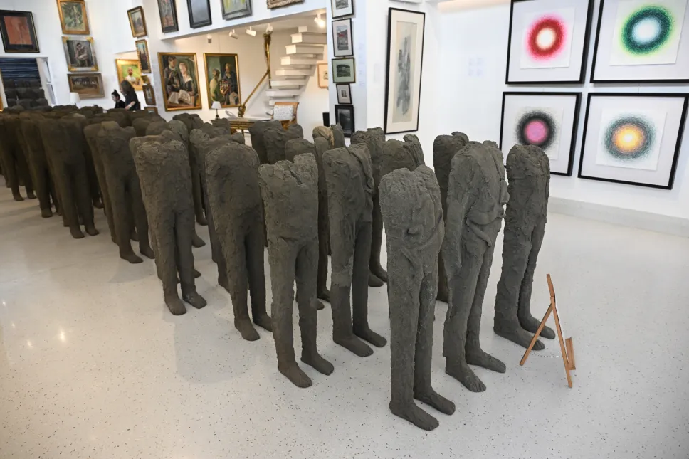 Konstrukcja "Bambini" autorstwa Magdaleny Abakanowicz zaprezentowana na wystawie przedaukcyjnej w Domu Aukcyjnym Polswiss Art w Warszawie. Fot. PAP/Radek Pietruszka