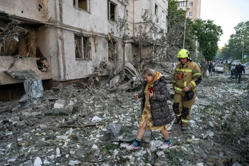 Zniszczenia po rosyjskim ataku dronowym na Kijów Fot. PAP/Vladyslav Musiienko
