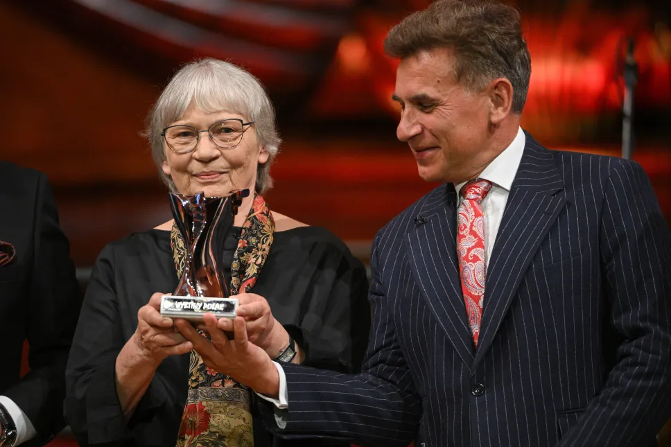 Laureatka nagrody "Wybitny Polak", dyrygentka Agnieszka Duczmal (L) i czterokrotny mistrz olimpijski w chodzie sportowym Robert Korzeniowski (P). Fot. PAP/Marcin Obara