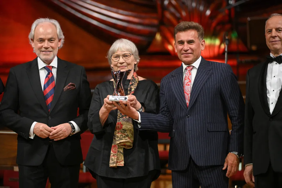 Laureatka nagrody "Wybitny Polak", dyrygentka Agnieszka Duczmal (2L), czterokrotny mistrz olimpijski w chodzie sportowym Robert Korzeniowski (2P), senator KO Adam Szejnfeld (L) i prezes zarządu Fundacji Polskiego Godła Promocyjnego „Teraz Polska” Krzysztof Przybył (P). Fot. PAP/Marcin Obara