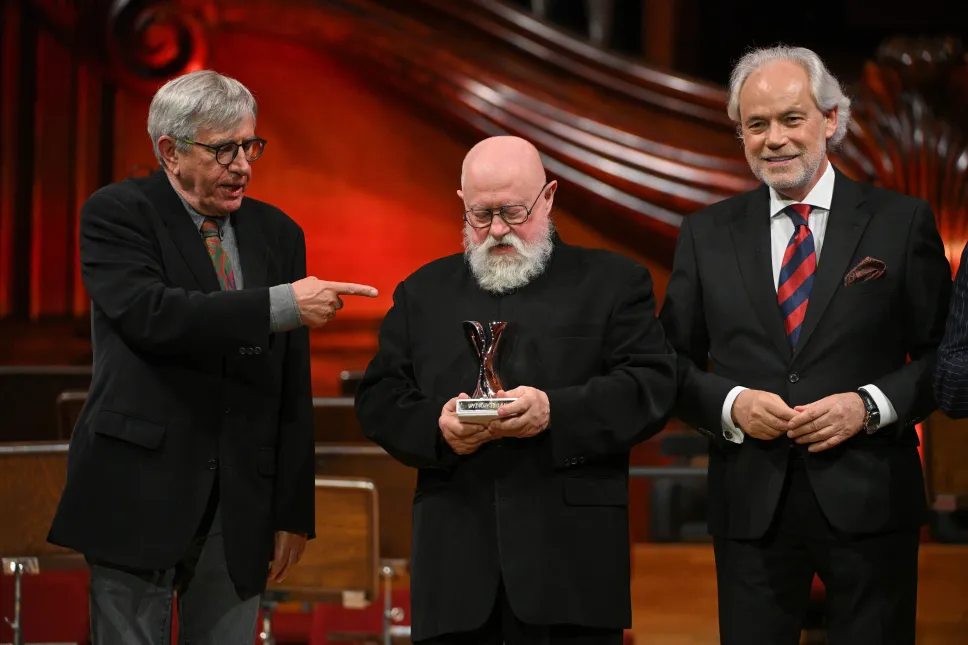 Laureat nagrody "Wybitny Polak", językoznawca prof. Jerzy Bralczyk (C), aktor Jerzy Radziwiłowicz (L) i senator KO Adam Szejnfeld (P). Fot. PAP/Marcin Obara
