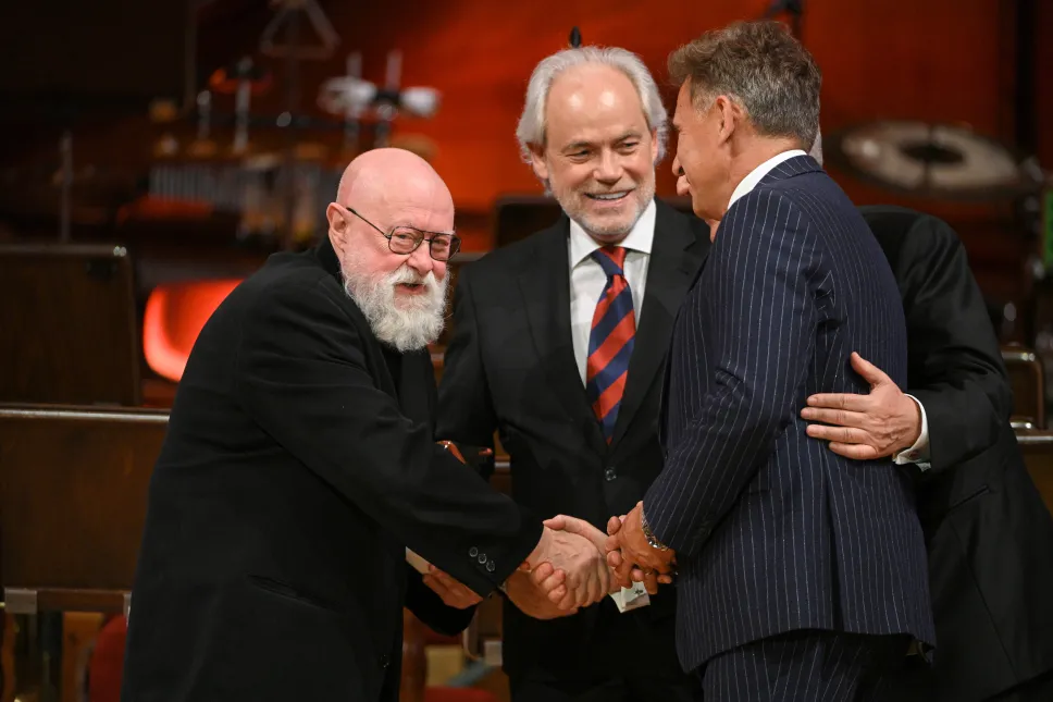 Laureat nagrody "Wybitny Polak", językoznawca prof. Jerzy Bralczyk (L), czterokrotny mistrz olimpijski w chodzie sportowym Robert Korzeniowski (P) i senator KO Adam Szejnfeld (C). Fot. PAP/Marcin Obara