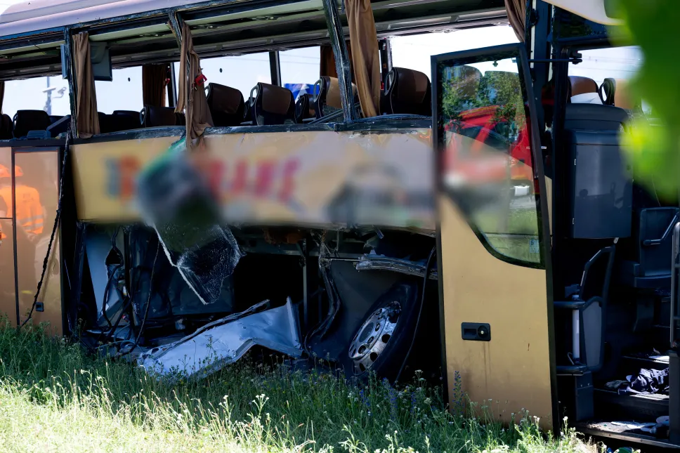 Miejsce zderzenia autobusu z tramwajem. Fot. PAP/Jakub Kaczmarczyk