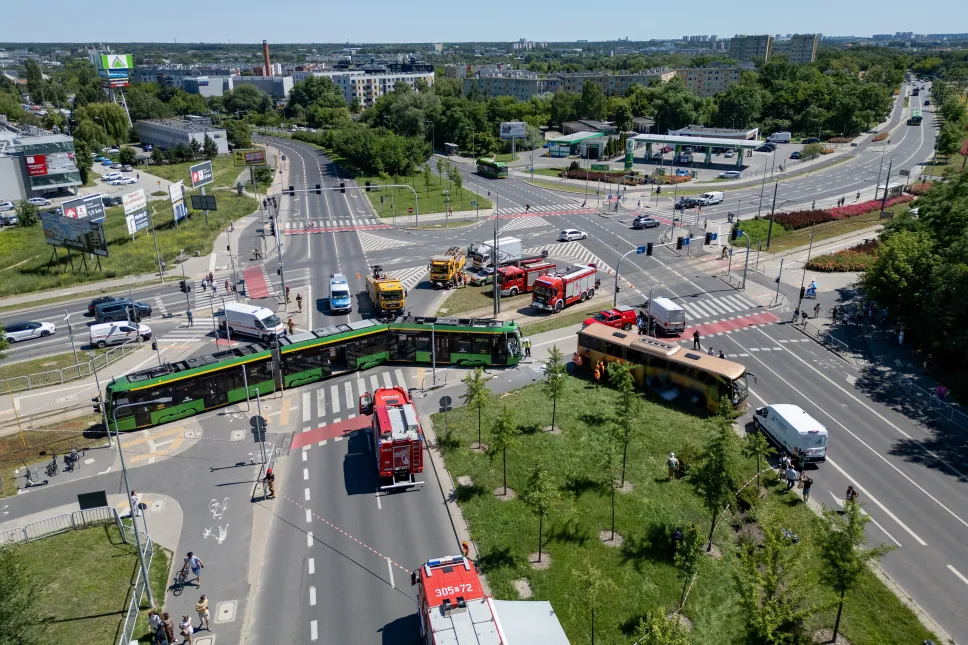 Miejsce zderzenia autobusu z tramwajem. Fot. PAP/Jakub Kaczmarczyk