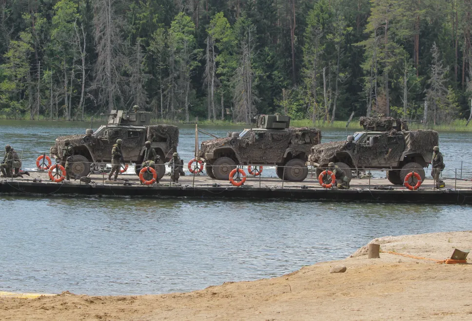 Samochody opancerzone Oshkosh M-ATV podczas ćwiczeń „Bursztynowy Obrońca 26” w Orzyszu. Fot. PAP/Tomasz Waszczuk