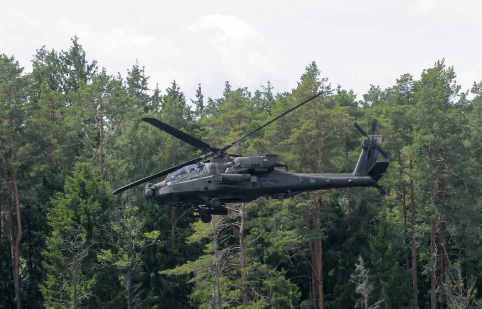 Śmigłowiec bojowy Apache AH-64 z Brygady Lotnictwa Wojsk Lądowych podczas ćwiczeń „Bursztynowy Obrońca 26” w Orzyszu. Fot. PAP/Tomasz Waszczuk