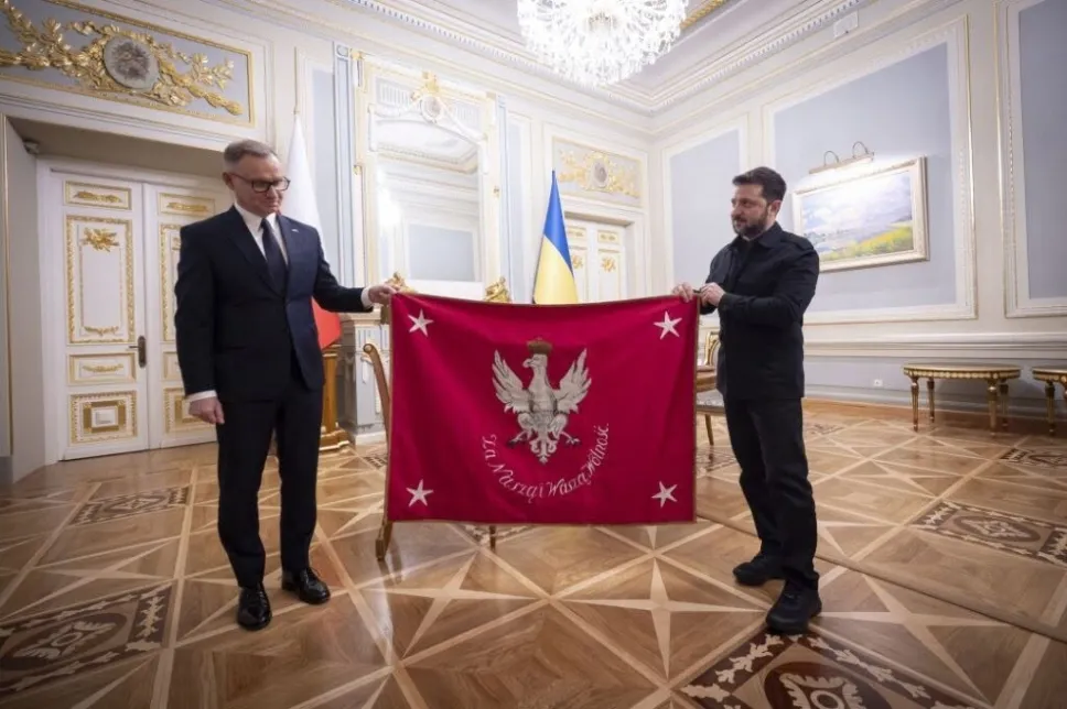 "За нашу і вашу свободу" написано на прапорі, який Анджей Дуда подарував Володимиру Зеленському під час останнього візиту до Києва в якості президента Польщі. Це копія історичного прапора, під яким билися повстанці 1863 року. Український президент вручив польському колезі Орден Свободи. Фото: Офіс Президент України