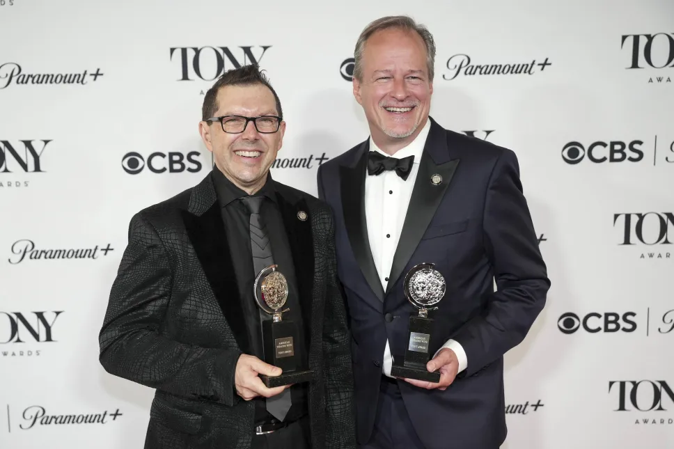 Amerykański orkiestrator Doug Besterman (po lewej) i Mike Morris (po prawej) pozują z nagrodą za najlepszą orkiestrację za utwór „Schmigadoon!” w sali prasowej 79. dorocznej gali rozdania nagród Tony w Nowym Jorku. Fot. PAP/EPA/OLGA FEDOROVA