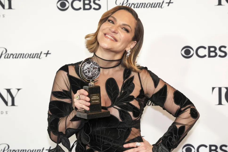 Shoshana Bean pozuje z nagrodą za najlepszy występ aktorki w roli drugoplanowej w musicalu za rolę w musicalu „Straceni chłopcy” w sali prasowej 79. dorocznej gali rozdania nagród Tony w Nowym Jorku. Fot. PAP/EPA/OLGA FEDOROVA