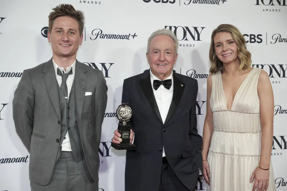 Lorne Michaels (środek) pozuje z nagrodą za najlepszy musical za „Schmigadoon!” w sali prasowej 79. dorocznej gali rozdania nagród Tony w Nowym Jorku. Fot. PAP/EPA/OLGA FEDOROVA