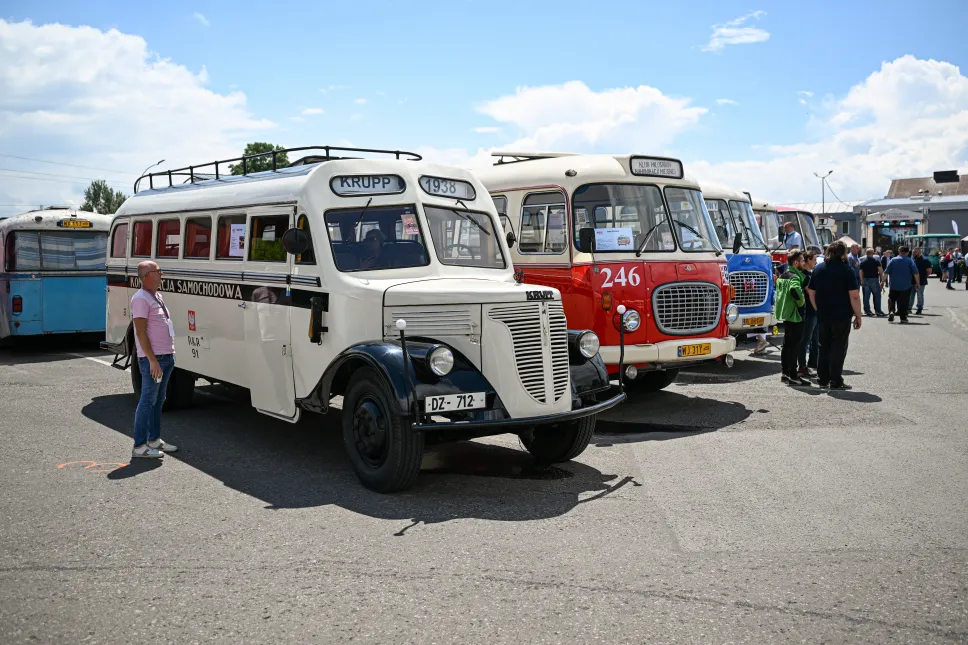 II Zlot Zabytkowych Autobusów w Rzeszowie. Fot. PAP/Darek Delmanowicz