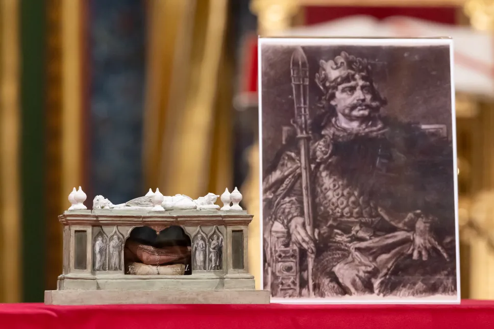 Szczątki królewskie Bolesława Chrobrego zaprezentowane w Złotej Kaplicy Katedry Poznańskiej. Fot. PAP/Jakub Kaczmarczyk