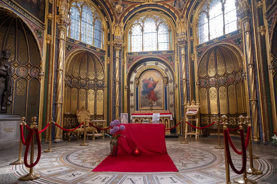 Szczątki królewskie Bolesława Chrobrego zaprezentowane w Złotej Kaplicy Katedry Poznańskiej. Fot. PAP/Jakub Kaczmarczyk