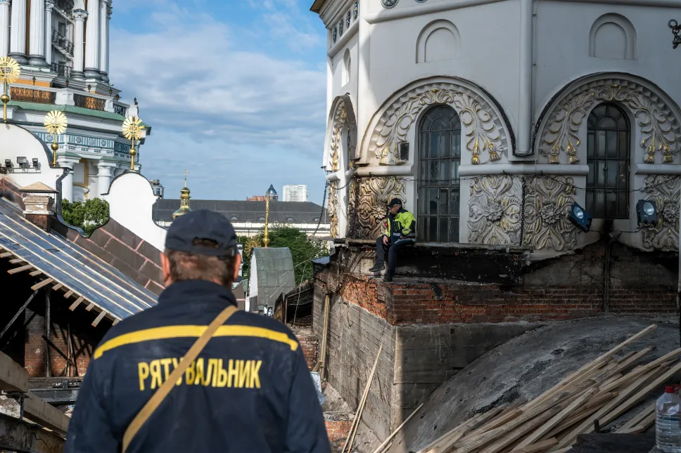 Prace konserwacyjne i remontowe na dachu Soboru Zaśnięcia Najświętszej Maryi Panny w Ławrze Peczerskiej w Kijowie. Fot. PAP/Vladyslav Musiienko