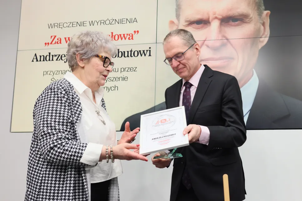 Dziennikarz i działacz mniejszości polskiej na Białorusi Andrzej Poczobut (P) i prezes zarządu Światowego Stowarzyszenia Mediów Polonijnych Teresa Sygnarek (L). Fot. PAP/Leszek Szymański