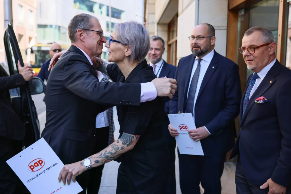 Dziennikarz i działacz mniejszości polskiej na Białorusi Andrzej Poczobut (L), Dyrektor Generalny PAP Marek Błoński (2P), Redaktor Naczelny PAP Wojciech Tumidalski (P), Kierowniczka Działu Zagranicznego PAP Justyna Prus (2L) i Wiceprzewodniczący Rady Nadzorczej PAP Bartosz Przeciechowski (3P). Fot. PAP/Leszek Szymański