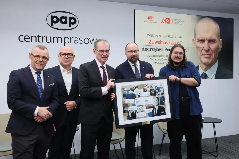 Dziennikarz i działacz mniejszości polskiej na Białorusi Andrzej Poczobut (C), Dyrektor Generalny PAP Marek Błoński (2P), Redaktor Naczelny PAP Wojciech Tumidalski (L), Z-ca Dyrektora Generalnego PAP Paweł Kostrzewa (2L) i autor kolażu Patryk Koch (P). Fot. PAP/Leszek Szymański