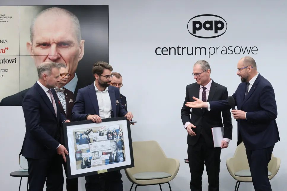 Dziennikarz i działacz mniejszości polskiej na Białorusi Andrzej Poczobut (2P), Dyrektor Generalny PAP Marek Błoński (P), Przewodniczący Rady Nadzorczej PAP Mikołaj Kozak (3L), Wiceprzewodniczący Rady Nadzorczej PAP Bartosz Przeciechowski (L), Redaktor Naczelny PAP Wojciech Tumidalski (4L) i rektor SGH dr hab. Piotr Wachowiak (2L). Fot. PAP/Leszek Szymański