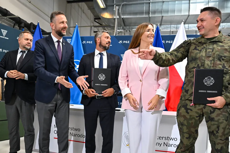 Wicepremier, minister obrony narodowej Władysław Kosiniak-Kamysz (L), szef Agencji Uzbrojenia gen. bryg. Artur Kuptel (P), prezes Zarządu Fabryki Broni „Łucznik” w Radomiu Seweryn Figurski (2L) i wiceminister obrony narodowej Magdalena Sobkowiak-Czarnecka (2P). Fot. PAP/Piotr Polak