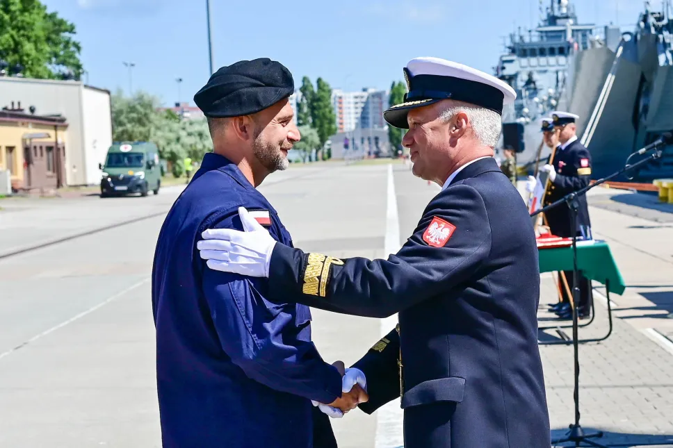 Dowódca Stałego Zespołu Sił Obrony Przeciwminowej NATO Grupa 1 kmdr por. Kacper Sterne (L) i dotychczasowy dowódca 8. Flotylli Obrony Wybrzeża kontradmirał Piotr Sikora (P). Fot. PAP/Marcin Bielecki