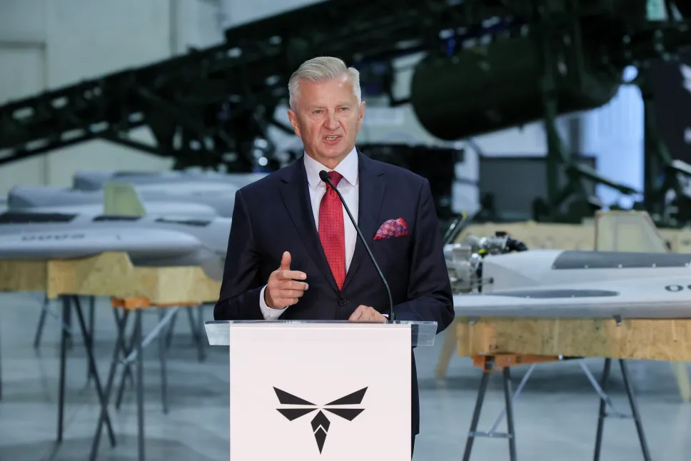 Wiceminister obrony narodowej Stanisław Wziątek podczas konferencji prasowej tow. prezentacji linii produkcyjnej bezzałogowych powietrznych systemów uzbrojenia w zakładzie spółki Hornet - Polskie Drony w Sochaczewie. Fot. PAP/Paweł Supernak
