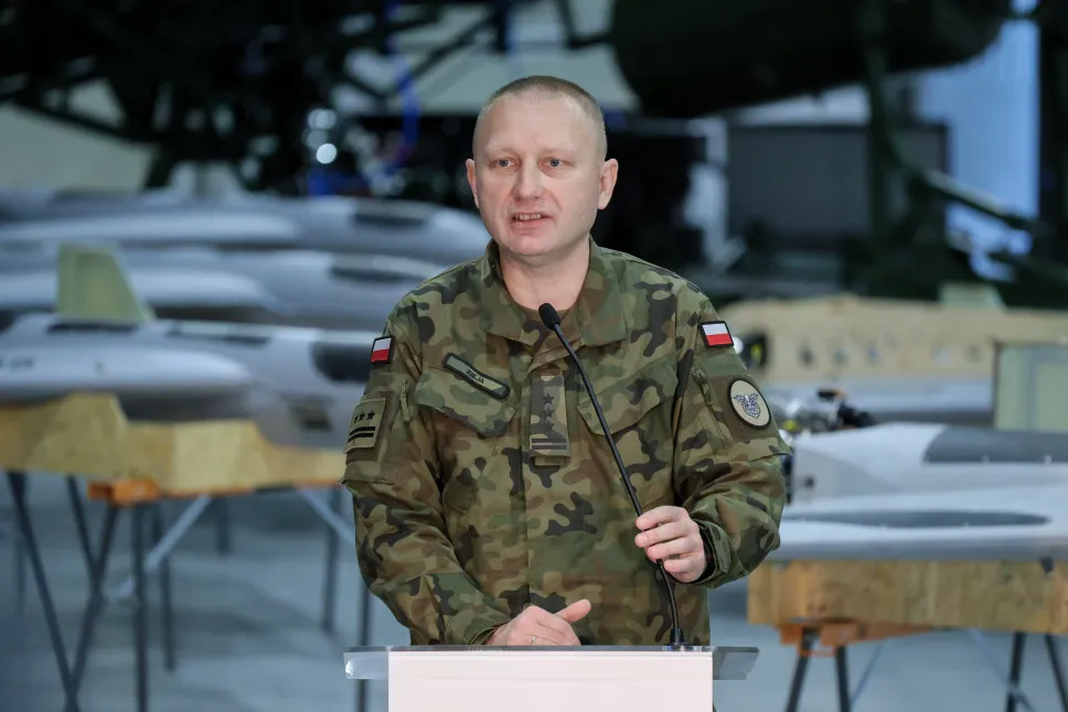 Kierownik Zakładu Informatycznego Wsparcia Logistyki ITWL płk dr hab. inż. Mariusz Zieja podczas prezentacji linii produkcyjnej bezzałogowych powietrznych systemów uzbrojenia w zakładzie spółki Hornet - Polskie Drony w Sochaczewie. Fot. PAP/Paweł Supernak