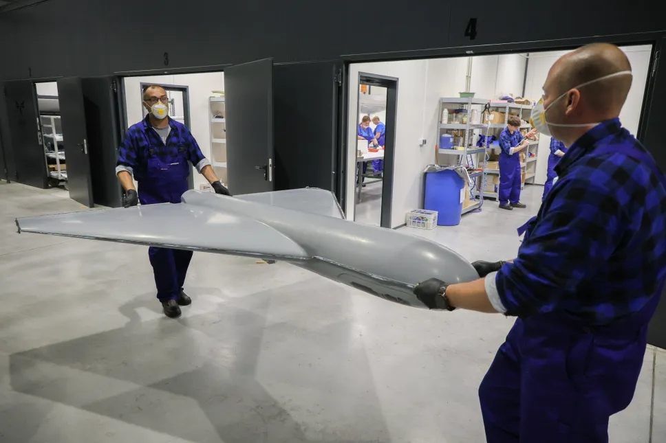 Prezentacja linii produkcyjnej bezzałogowych powietrznych systemów uzbrojenia w zakładzie spółki Hornet - Polskie Drony w Sochaczewie. Fot. PAP/Paweł Supernak