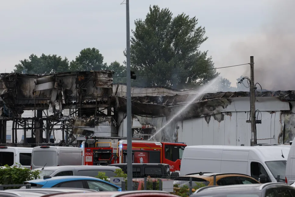 Pożar warsztatu i salonu samochodowego przy ul. Krasnobrodzkiej na Targówku w Warszawie Fot. PAP/Paweł Supernak