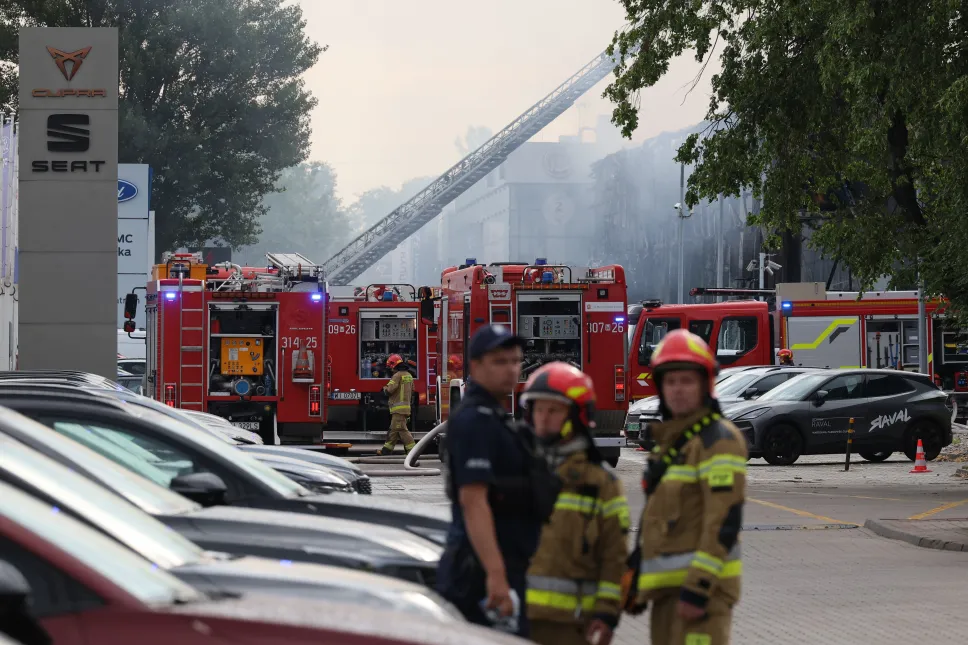 Pożar warsztatu i salonu samochodowego przy ul. Krasnobrodzkiej na Targówku w Warszawie Fot. PAP/Paweł Supernak