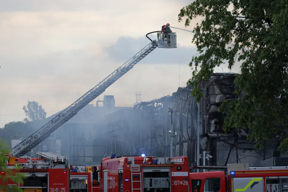 Pożar warsztatu i salonu samochodowego przy ul. Krasnobrodzkiej na Targówku w Warszawie Fot. PAP/Paweł Supernak