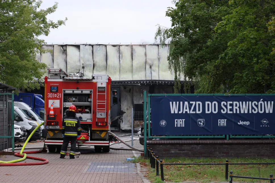 Pożar warsztatu i salonu samochodowego przy ul. Krasnobrodzkiej na Targówku w Warszawie Fot. PAP/Paweł Supernak