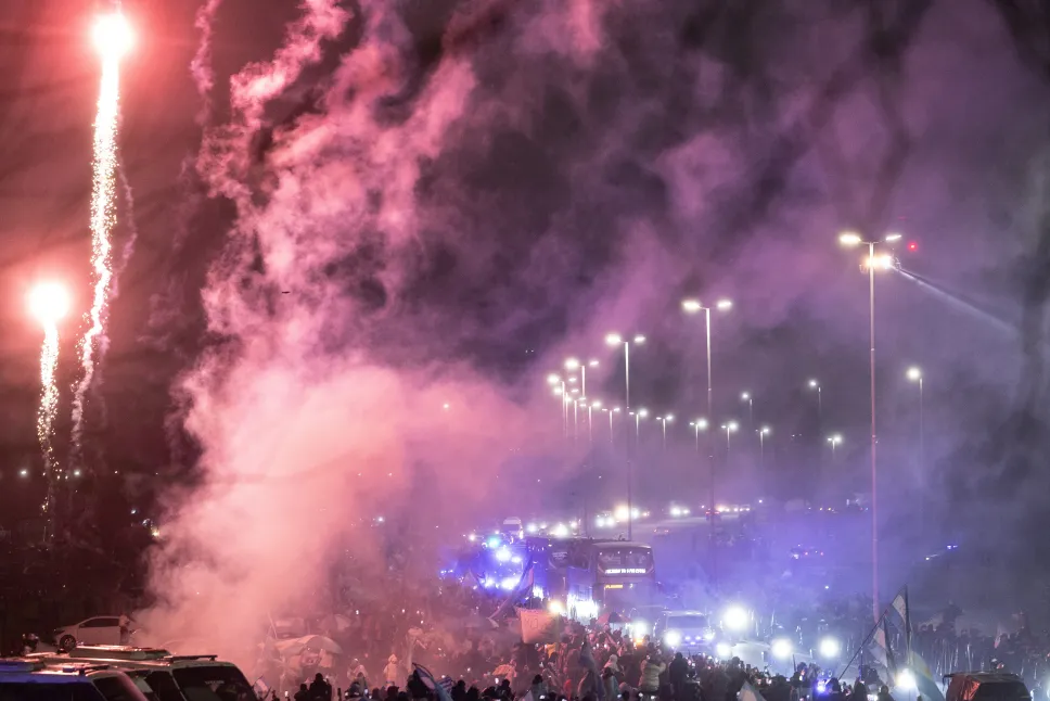 Fani czekający na powrót kadry Fot. PAP/EPA/JUAN IGNACIO RONCORONI