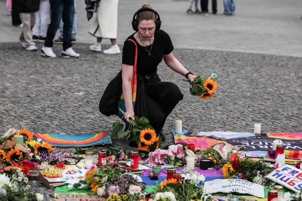 Upamiętnienie ofiary oraz rannych ataku na paradę równości w Berlinie. Fot. PAP/EPA/FILIP SINGER 