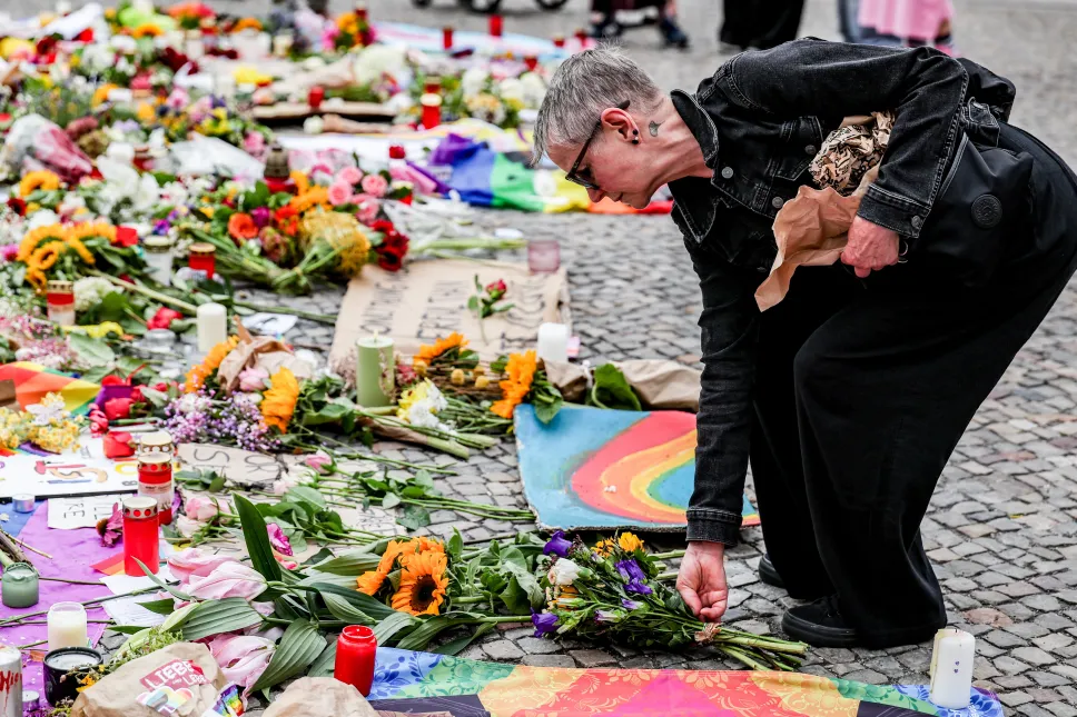 Upamiętnienie ofiary oraz rannych ataku na paradę równości w Berlinie. Fot. PAP/EPA/FILIP SINGER 
