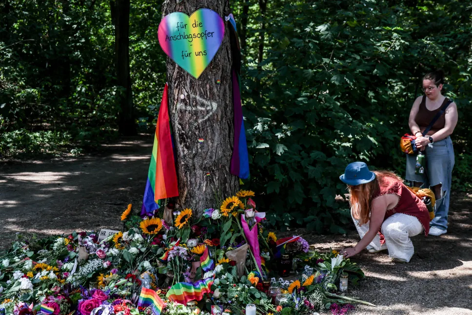 Upamiętnienie ofiary oraz rannych ataku na paradę równości w Berlinie. Fot. PAP/EPA/FILIP SINGER 
