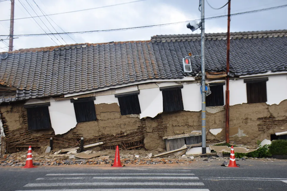 Zniszczenia po trzęsieniu ziemi w Japonii. Fot. PAP/EPA/JIJI PRESS JAPAN OUT