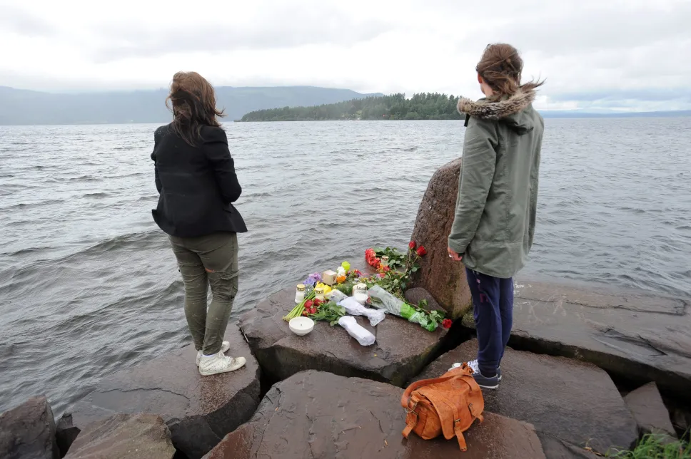 Upamiętnienie ofiar zamachu w pobliżu wyspy Utoya. Fot. PAP/EPA/BRITTA PEDERSEN