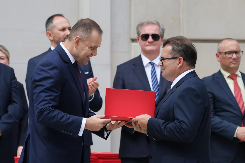 Prezydent RP Karol Nawrocki (L-front) i dr hab. inż. Krzysztof Chwastek (2P) podczas uroczystości wręczenia nominacji profesorskich w Pałacu Prezydenckim w Warszawie. Fot. PAP/Paweł Supernak