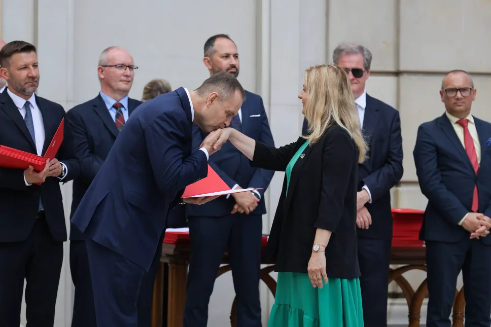 Prezydent RP Karol Nawrocki (L-front) i Monika Jagielska (P-front) podczas uroczystości wręczenia nominacji profesorskich w Pałacu Prezydenckim w Warszawie. Fot. PAP/Paweł Supernak