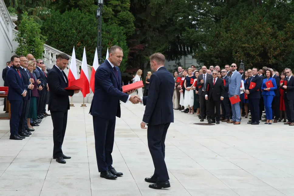 Prezydent RP Karol Nawrocki (C-front) podczas uroczystości wręczenia nominacji profesorskich w Pałacu Prezydenckim w Warszawie. Fot. (ad) PAP/Paweł Supernak