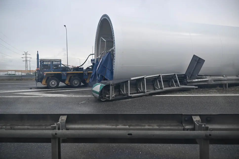 Miejsce w którym wypadła przewożona części turbiny wiatrowej - na A4 w miejscowości Terliczka. Fot. PAP/Darek Delmanowicz