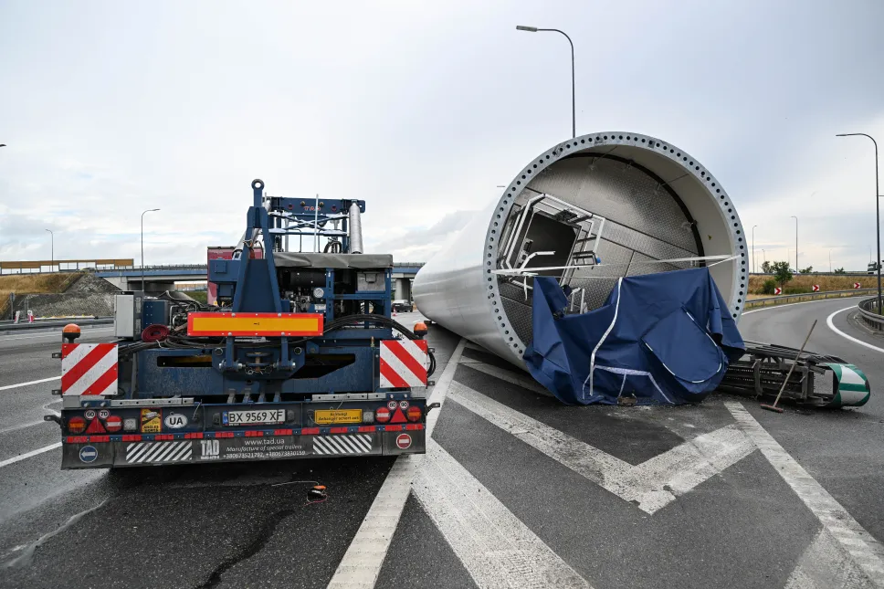 Miejsce w którym wypadła przewożona części turbiny wiatrowej - na A4 w miejscowości Terliczka. Fot. PAP/Darek Delmanowicz