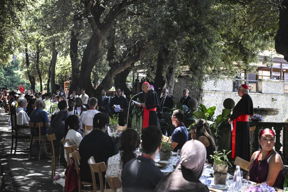 Papież zjadł obiad z 200 ubogimi na terenie letniej rezydencji w Castel Gandolfo. Fot. PAP/EPA/	RICCARDO ANTIMIANI