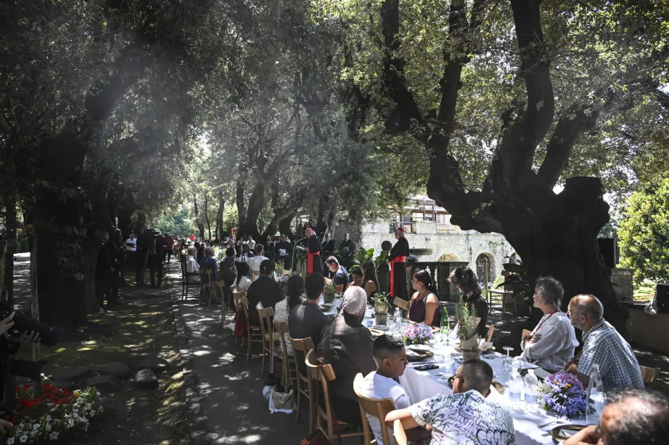 Papież zjadł obiad z 200 ubogimi na terenie letniej rezydencji w Castel Gandolfo. Fot. PAP/EPA/	RICCARDO ANTIMIANI
