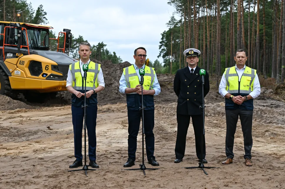 Minister infrastruktury Dariusz Klimczak (2L), wiceminister infrastruktury Arkadiusz Marchewka (L), prezes Zarządu Morskich Portów Szczecin i Świnoujście Jarosław Siergiej (P) i dyrektor Urzędu Morskiego w Szczecinie Wojciech Zdanowicz (2P) podczas konferencji prasowej inaugurującej budowę Głębokowodnego Terminala Kontenerowego Przylądek Pomerania. Fot. PAP/Marcin Bielecki
