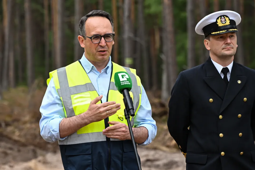 Minister infrastruktury Dariusz Klimczak (L) i dyrektor Urzędu Morskiego w Szczecinie Wojciech Zdanowicz (P) podczas konferencji prasowej inaugurującej budowę Głębokowodnego Terminala Kontenerowego Przylądek Pomerania. Fot. PAP/Marcin Bielecki