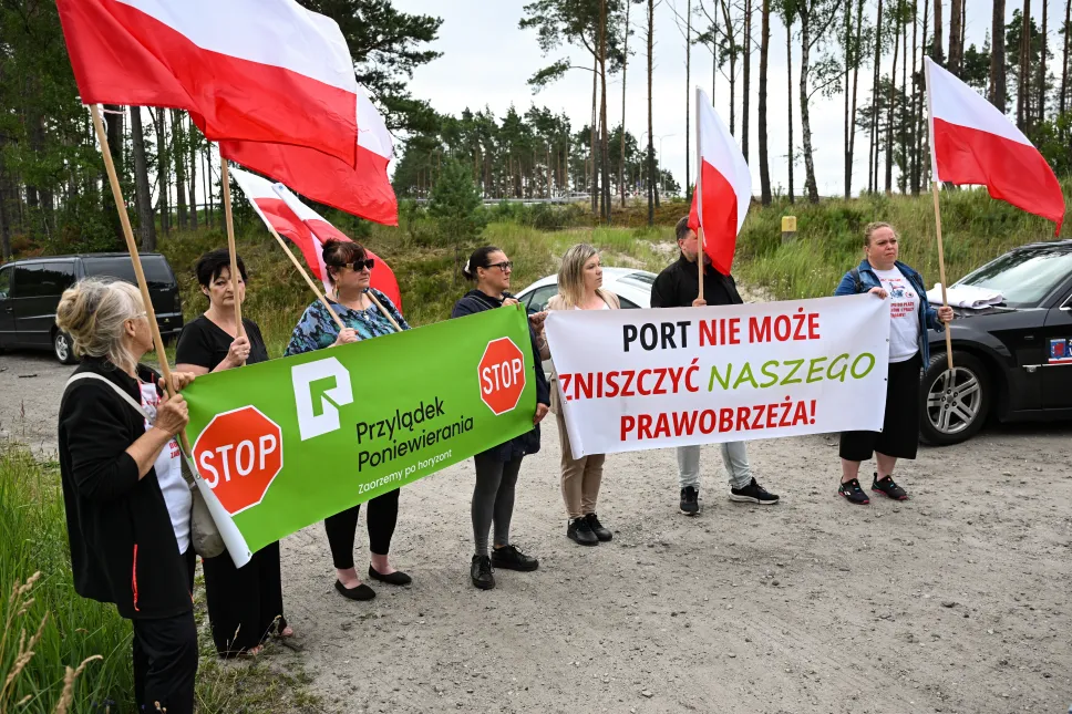 Protest przeciwko budowie Głębokowodnego Terminala Kontenerowego Przylądek Pomerania. Fot. PAP/Marcin Bielecki