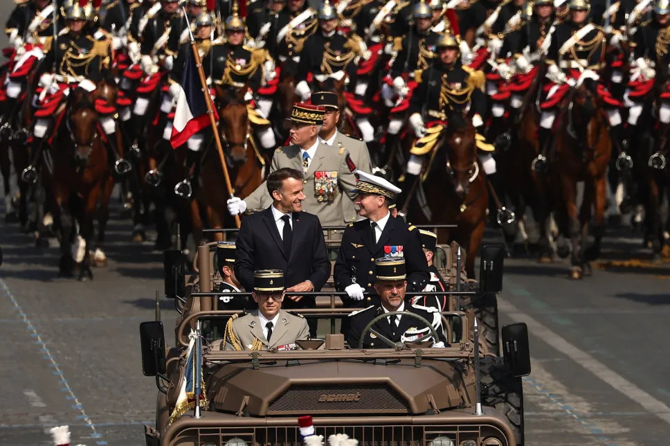 Prezydent Francji Emmanuel Macron i szef sztabu obrony Fabien Mandon. Fot. PAP/EPA/TERESA SUAREZ