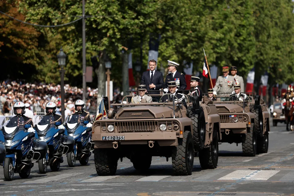 Prezydent Francji Emmanuel Macron i szef sztabu obrony Fabien Mandon. Fot. PAP/EPA/BENOIT TESSIER / POOL